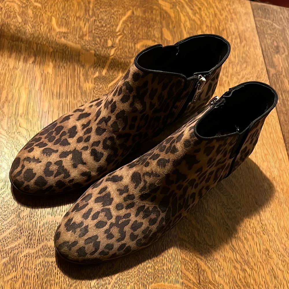 Leopard print Circus ankle boots. Size 9. - Picture 2 of 9